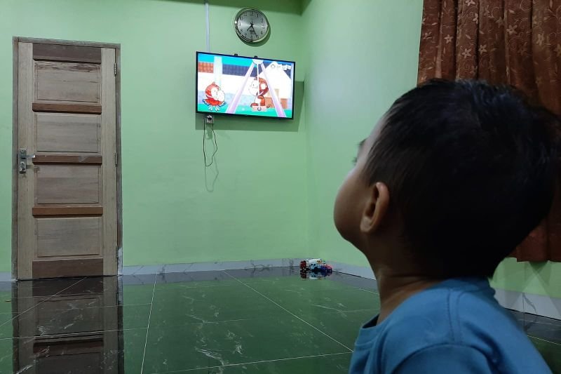 Anak sedang menonton Televisi di Rumah. Foto: Antara