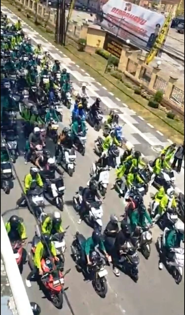 Para pedemo memenuhi markas kepolisian Samarinda buntut penangkapan 22 mahasiswa Unmul. Foto: Istimewa